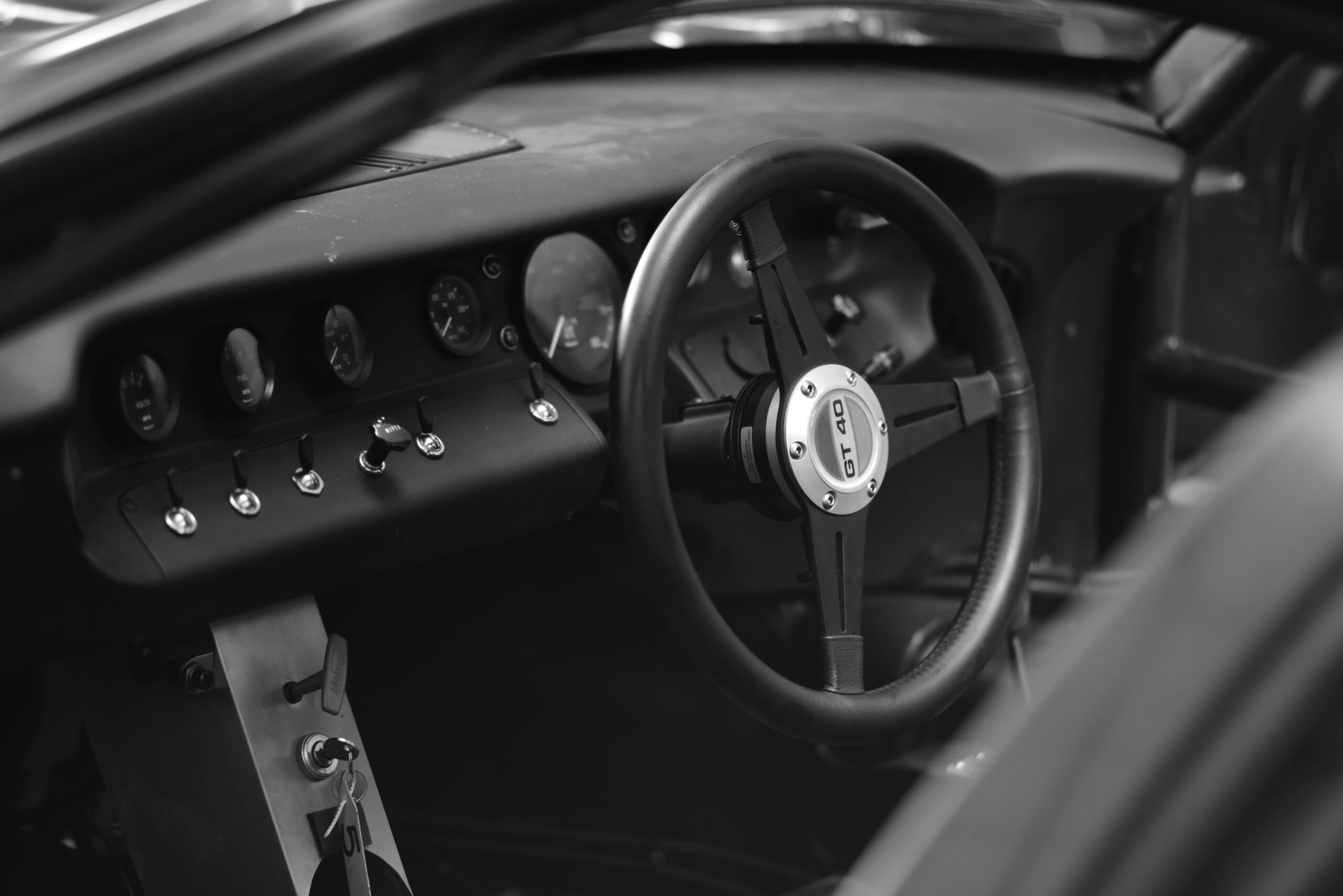 Abitacolo della GT40. Noterete che la guida è a destra, questo è dovuto al fatto che il telaio era costruito dalla Lola, azienda inglese, i quali sono soliti posizionare il conducente a destra.